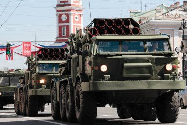 St. Petersburg, RUSSIA - 9 Mayıs 2013: Rus Taktik füze sistemleri, İkinci Dünya Savaşı 'nda Zafer Geçidi' ne çoklu fırlatma roketi sistemi