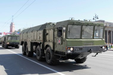 St. Petersburg, RUSSIA - 9 Mayıs 2013: Rus Taktik füze sistemleri, İkinci Dünya Savaşı 'nda Zafer Geçidi' ne çoklu fırlatma roketi sistemi