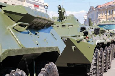 St. Petersburg, RUSSIA - 9 Mayıs 2013: Rus Zırhlı personel taşıyıcısı 2. Dünya Savaşı 'nda Zafer Geçidi' ne