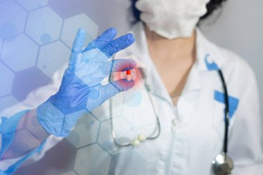 Doktor bilim adamı elinde fütüristik bilim arayüzü olan kırmızı bir tablet tutuyor..