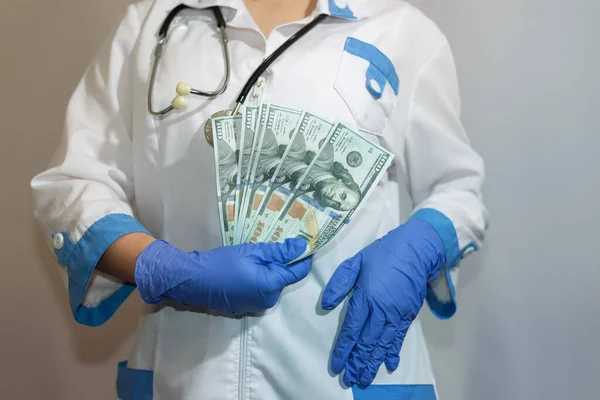 Doutor Com Suborno Fundo Branco Close Corrupção Medicina Conceito Medicina — Fotografia de Stock