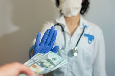 Doktor hastadan gelen parayı reddediyor. Rüşvet. Tıp ve ilaç sektöründe yolsuzluk var. Ücretli ilaç konsepti.
