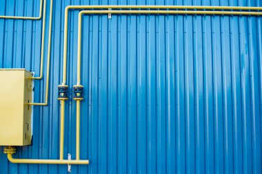 Mavi metal yüzeyde gaz dağıtım borusu