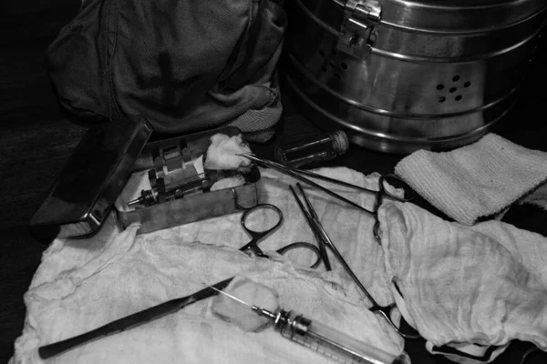 Instrumento Quirúrgico Viejo Médico Militar Sobre Una Mesa Madera Medicina — Foto de Stock