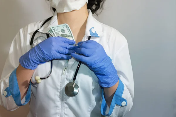 Médico Paramédico Esconde Notas Cem Dólares Debaixo Roupão Suborno Corrupção — Fotografia de Stock