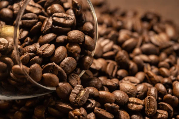 Koyu bir arka planda taze kavrulmuş kahve taneleri. kahve çekirdekleri