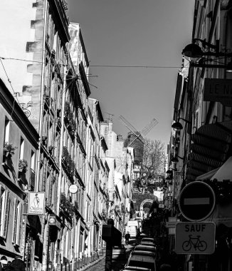Paris 'in Montmartre bölgesinde bir sokak..