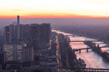 Sacr-Coeur bakış açısına göre asma kilitler tırabzanda asılı.