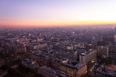Eiffel Kulesi 'nin ikinci katından gün batımı..