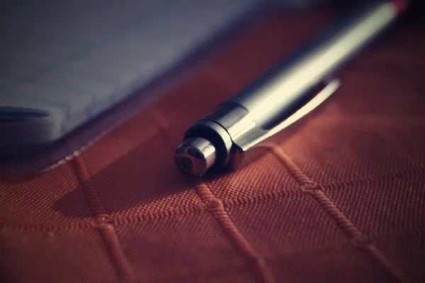 kalemi masanın üzerine.