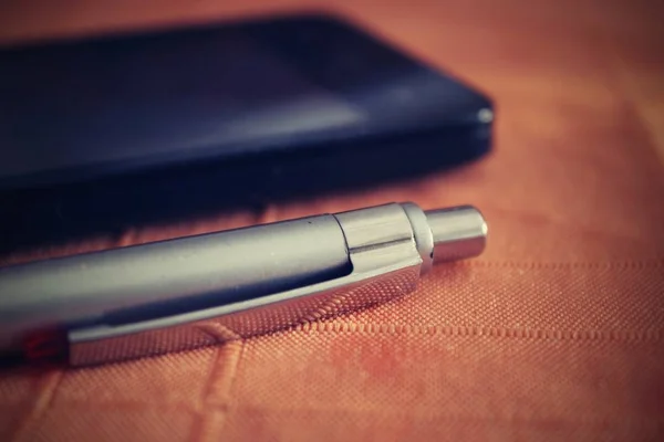 kalemi masanın üzerine.