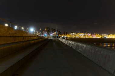 panoramik şehir ve sahil gecesi