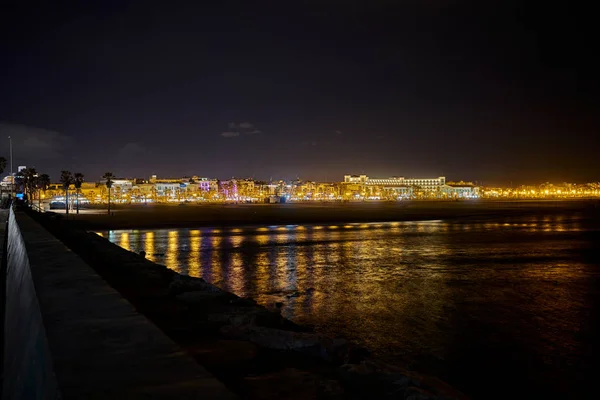 panoramik şehir ve sahil gecesi
