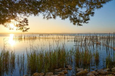 Gölde balık ağlarıyla gün batımı
