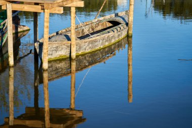 Bir gölete kenetlenmiş teknelerin yansıması