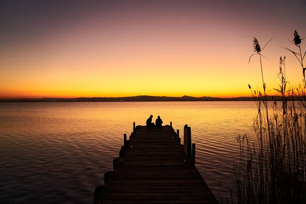 Couple Pier Watching Sunset Lake — Stock Photo, Image