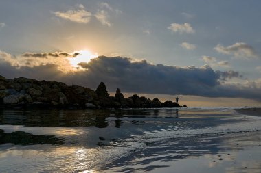 Şafak vakti dalgalanan taştan dalgalanma suyu.