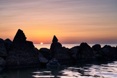 Şafak vakti dalgalanan taştan dalgalanma suyu.