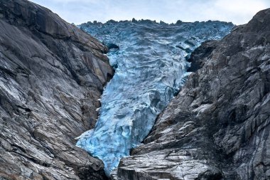 İnanılmaz bir buzulun manzarası. Dağ tepelerinin tepelerinde.