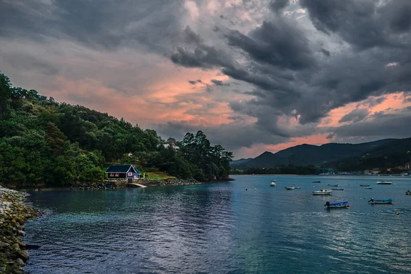 Puesta Sol Con Vistas Una Cabaña Cerca Del Agua — Foto de Stock