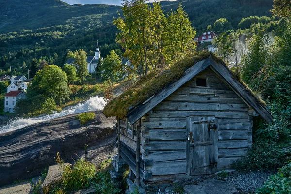 Old Wooden Cabin Grass Roof Incredible Waterfall Background — Stock Photo, Image