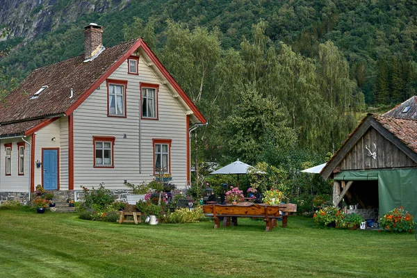 素敵な典型的なノルウェーの家と小屋 素敵な手入れの行き届いた庭 — ストック写真
