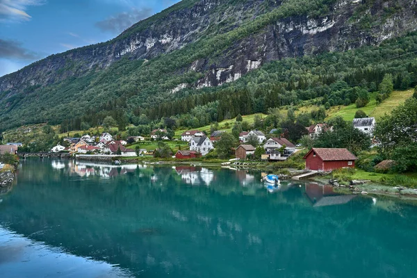 Norveç fiyordunda bir dağın eteğinde küçük bir köy.