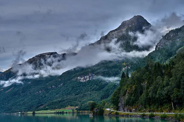 Wolkenlandschaft Hoch Den Bergen Über Einem See — Stockfoto