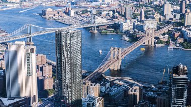 Manhattan ve Brooklyn 'in panoramik görüntüsü, Dünya Ticaret Merkezi binasının yüksek katlarındaki cam pencerelerden alınan görüntüler.