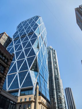 Manhattan bölgesindeki bazı New York binalarının manzarası. Ana mimari cam pencerelerden oluşuyor.