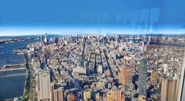 Manhattan 'ın panoramik manzarası, Dünya Ticaret Merkezi binasının üst katlarındaki cam pencerelerden çekilen görüntüler, içerideki bazı insanların yansımalarını görebilirsiniz.