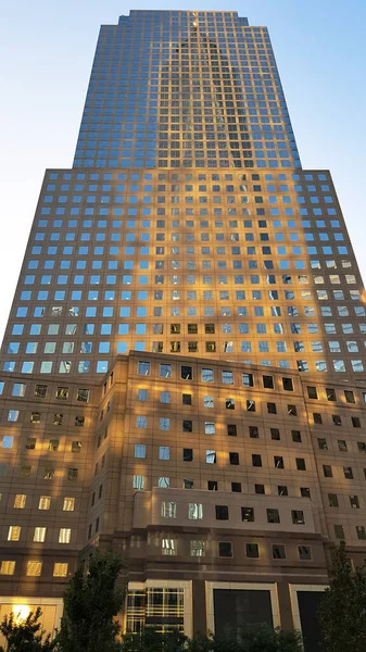 Manhattan bölgesindeki bazı New York binalarının manzarası. Ana mimari cam pencerelerden oluşuyor.