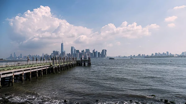 Manhattan bölgesindeki görkemli New York binalarının panoramisi Dünya Ticaret Merkezi 'nde göze çarpıyor.
