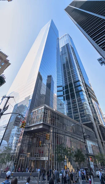 Manhattan bölgesindeki bazı New York binalarının manzarası. Ana mimari cam pencerelerden oluşuyor.