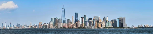 Manhattan bölgesindeki görkemli New York binalarının panoramisi Dünya Ticaret Merkezi 'nde göze çarpıyor.