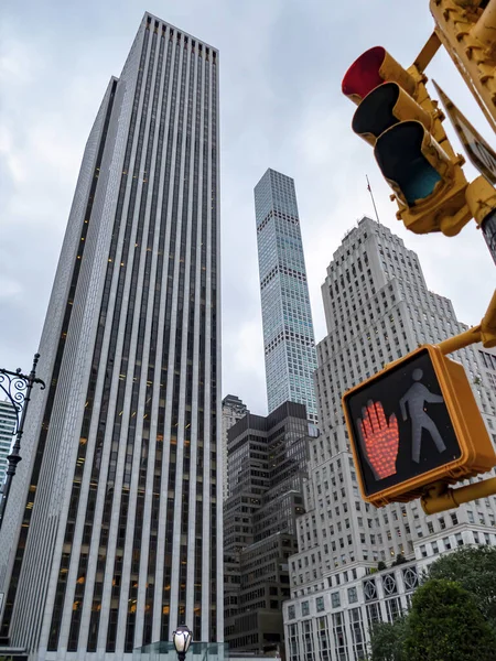 Manhattan bölgesindeki bazı New York binalarının manzarası. Ana mimari, ön planda trafik ışığı olan cam pencerelerden oluşuyor.