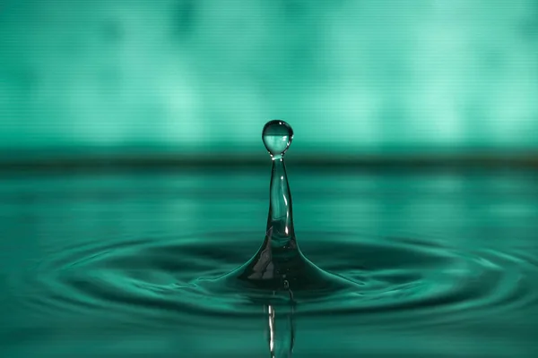 Goccia Acqua Spruzzi Macro Con Increspature Sfondo Colore Verde — Foto Stock