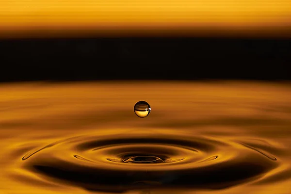 Капля Воды Брызги Макроса Рябью Желтом Фоне Цвета — стоковое фото