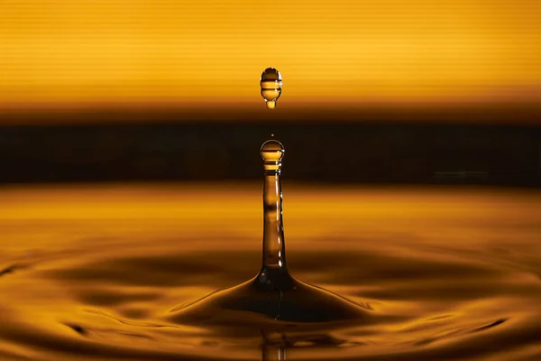 Капля Воды Брызги Макроса Рябью Желтом Фоне Цвета — стоковое фото