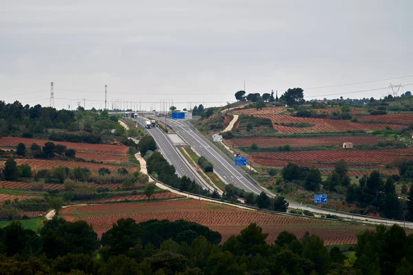 Birçok kamyonun covid 19 salgını sırasında dolaştığı birkaç şeritli otoyol.