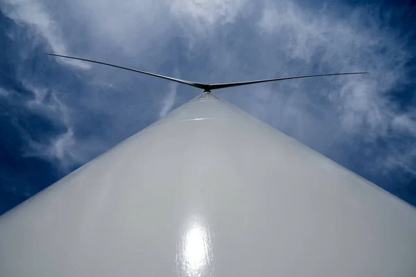 Doğal ortamda elektrik üretmek için yakın ekolojik yel değirmenleri