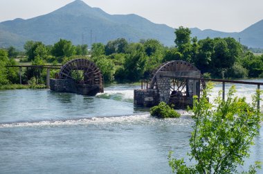 Trebin yakınındaki sulama sisteminde su tekerlek. Bosna ve Herz