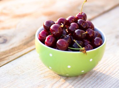 Yeşil kase Olgun Kiraz dolu. Seçici odak  