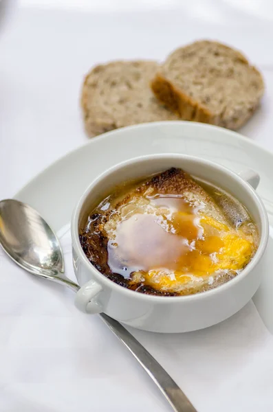 Soupe d'oignon chaud français avec pain grillé — Photo