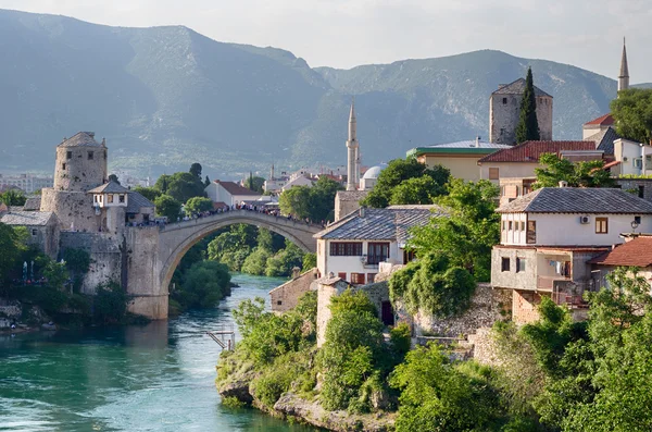 Gereconstrueerde oude brug van Mostar aan rivier Neretva. Bosnië en — Stockfoto