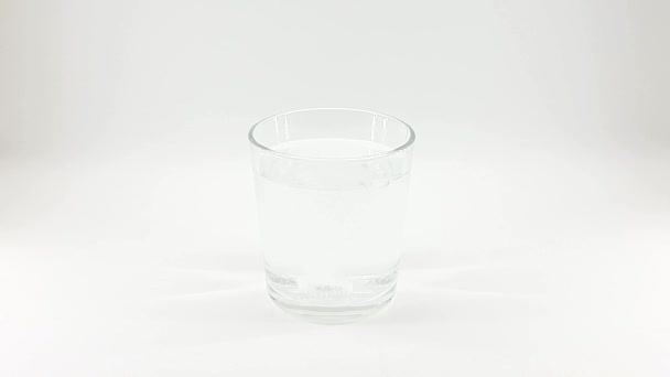 le comprimé blanc se dissout dans l'eau 