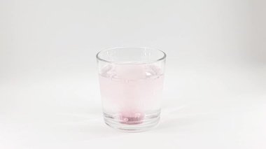 Pembe tablet suda çözünür.