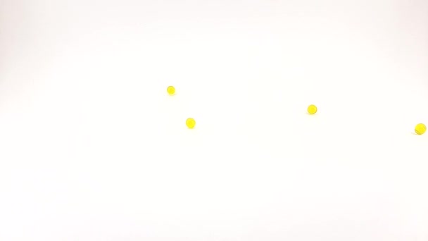 黄色圆形药丸掉下来了 — 图库视频影像