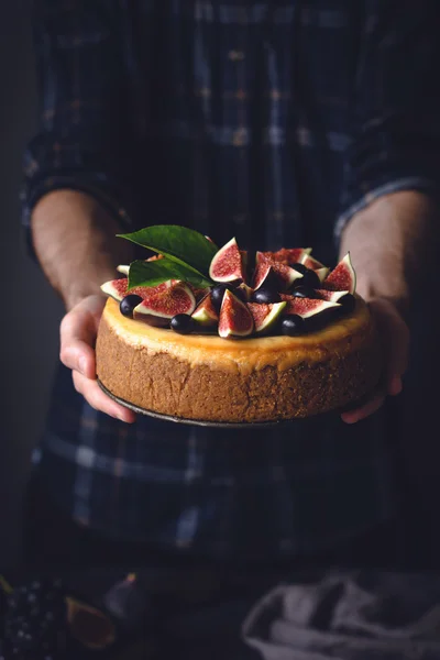 Manos sosteniendo pastel con frutas frescas —  Fotos de Stock