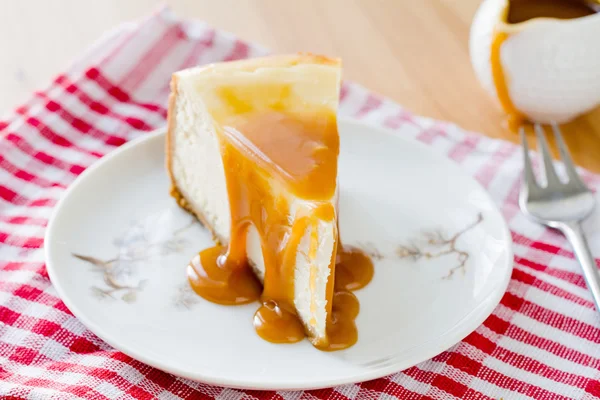 Cheesecake with caramel sauce — Stock Photo, Image